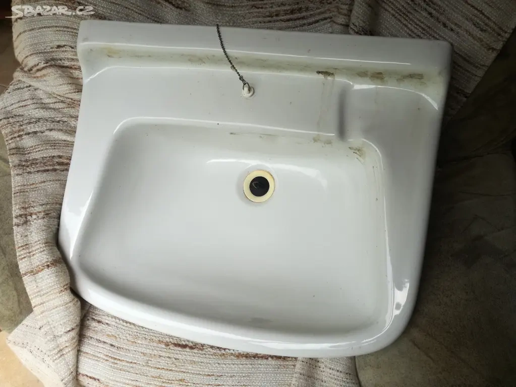Klasické porcelánové umyvadlo