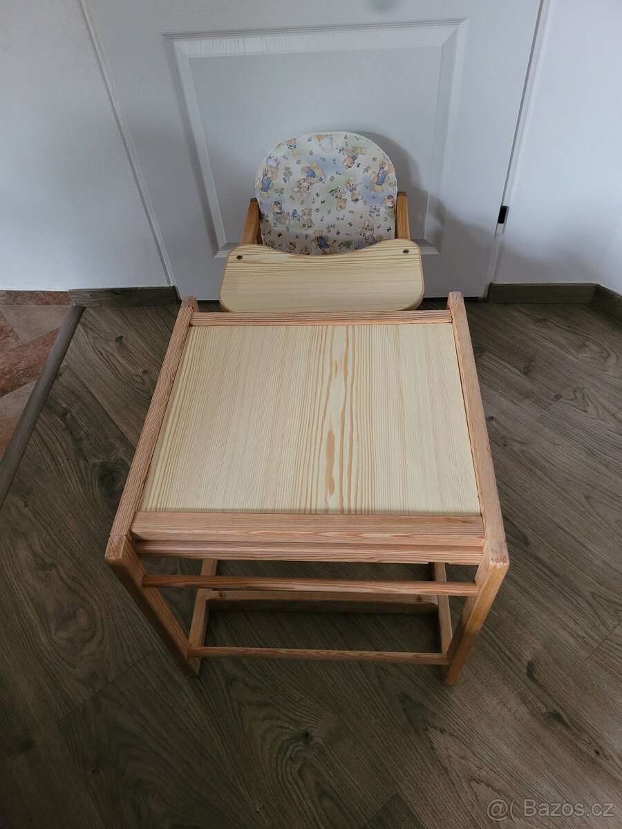dřevěná jídelní židlička, dřevěný stůl a židle