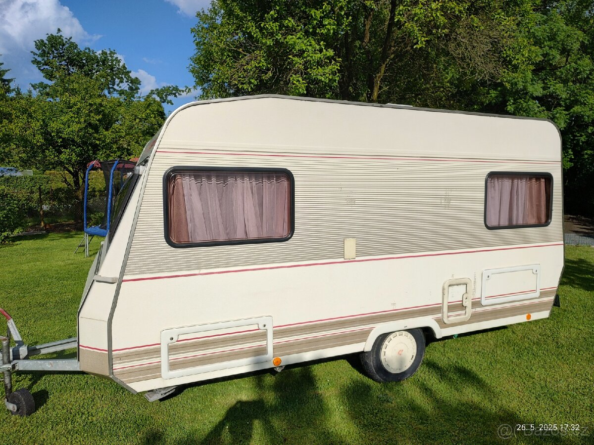 Karavan Dethleffs camper se stanem a zimní plachtou