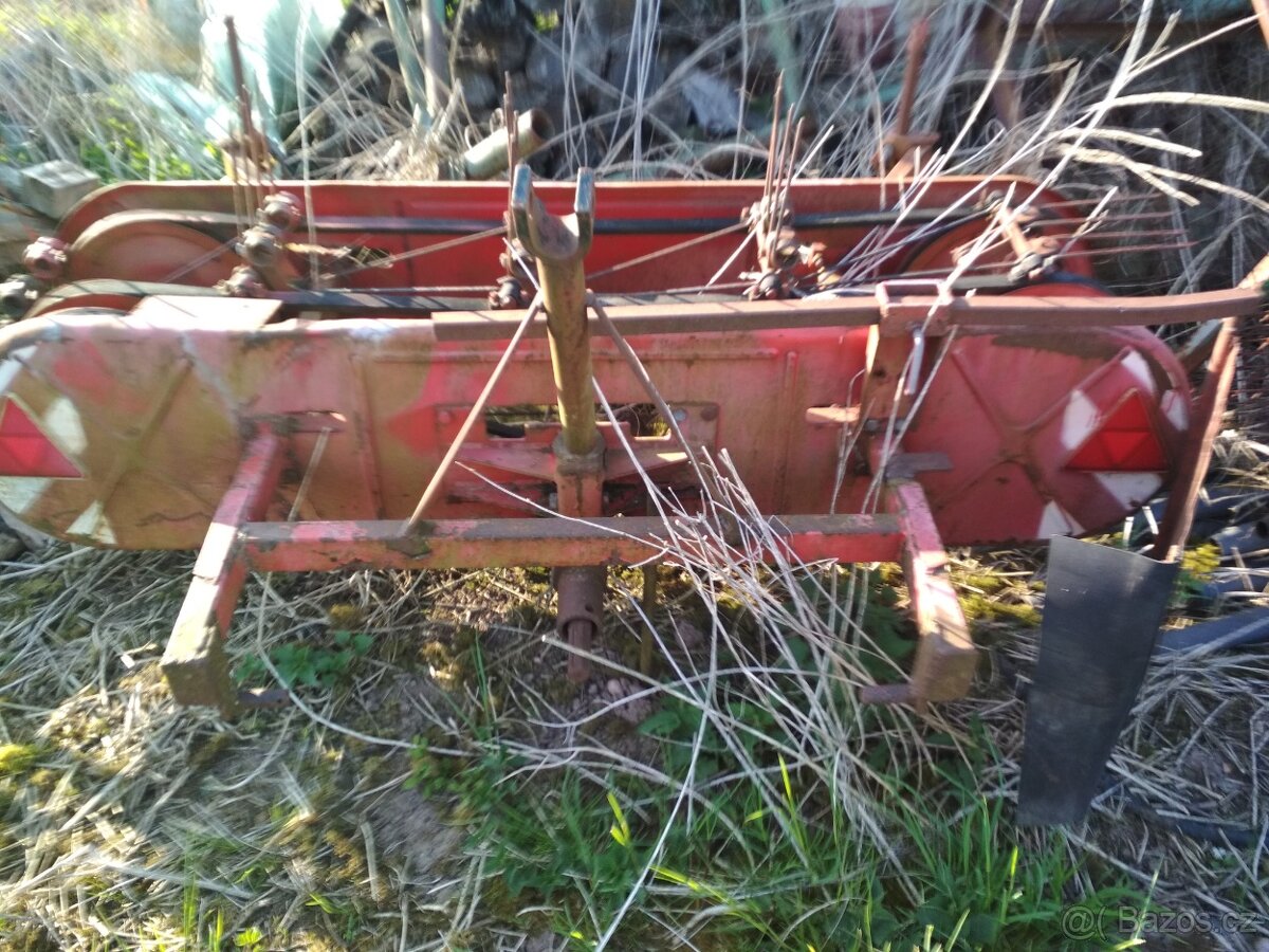 Ton na obracení sena a slámy, upravený za traktor, původně z