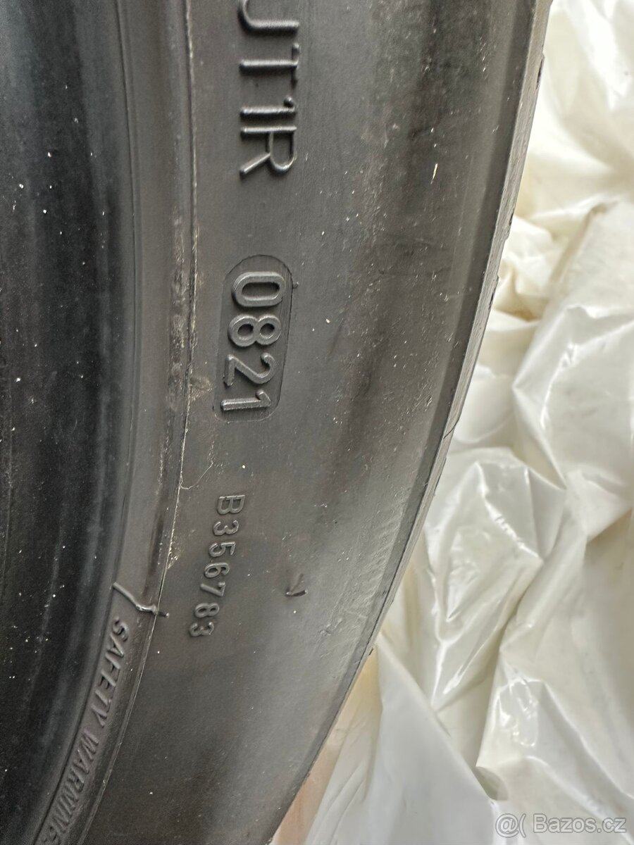 Letni pneu 245/45 r19