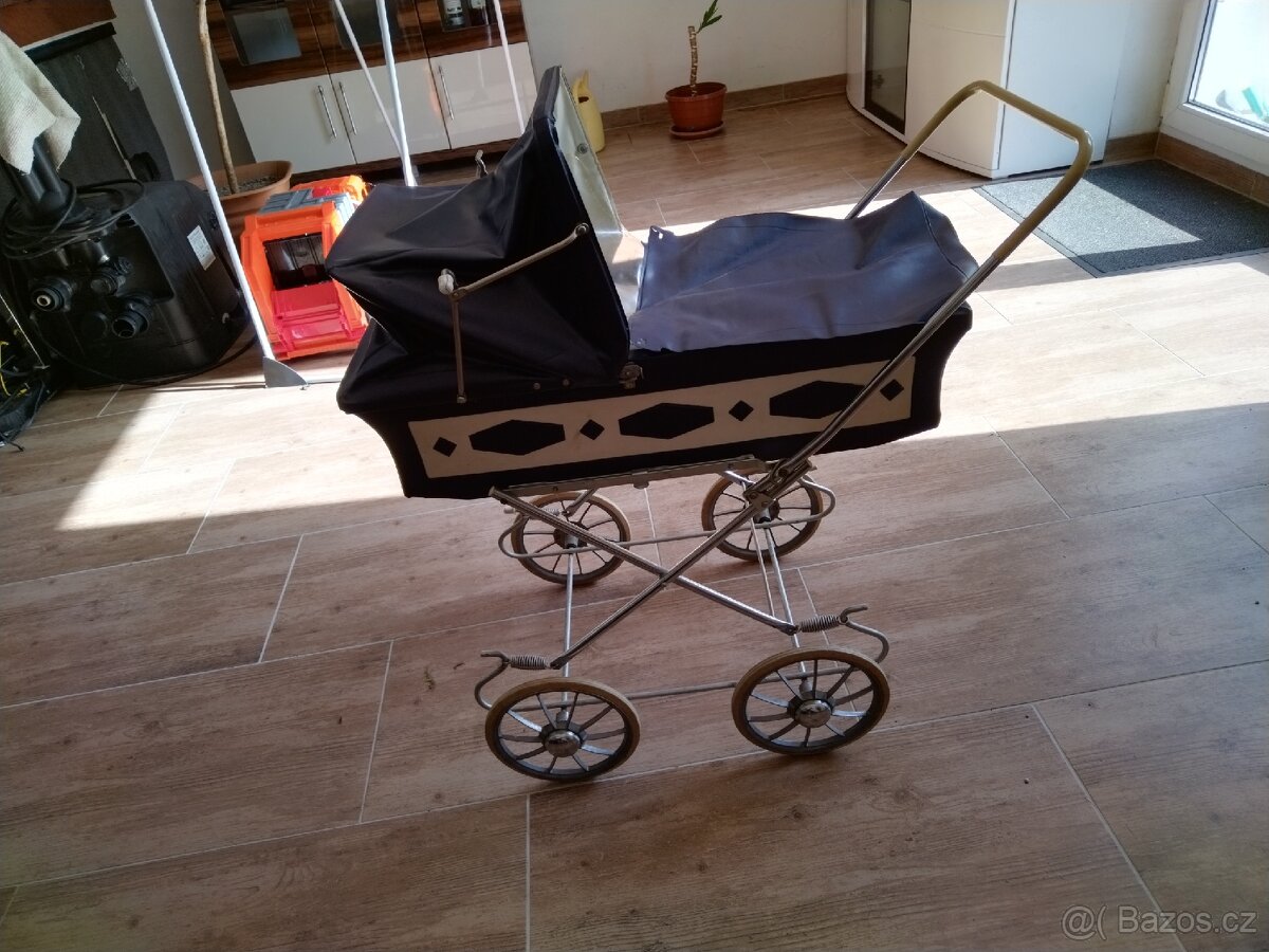 Retro dětský kočárek
