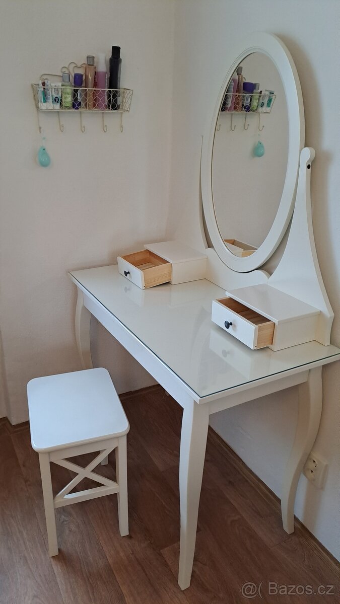 Toaletni stolek se zrcadlem a stolička IKEA