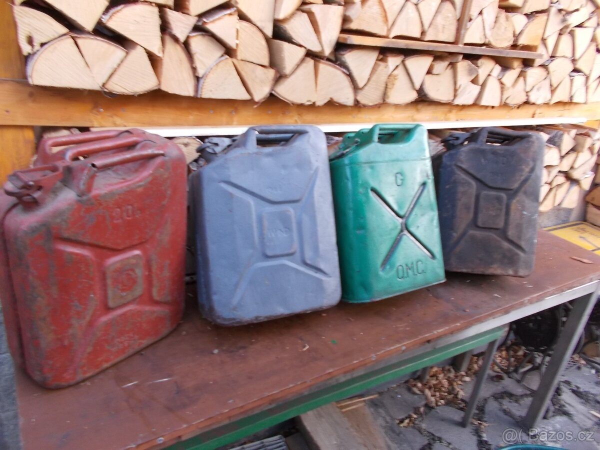Staré vojenské kanystry 3X