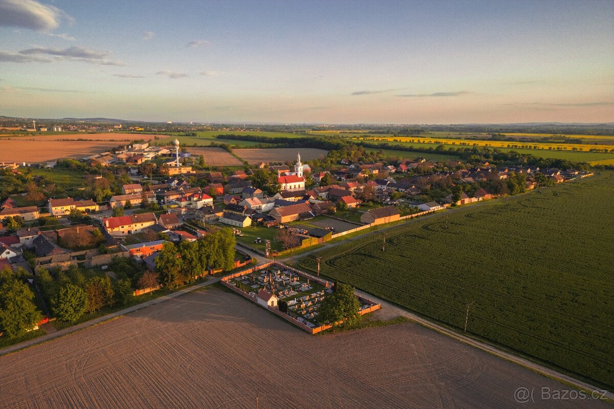 Dům a stavební pozemky na prodej v malebné vesničce Štarnov