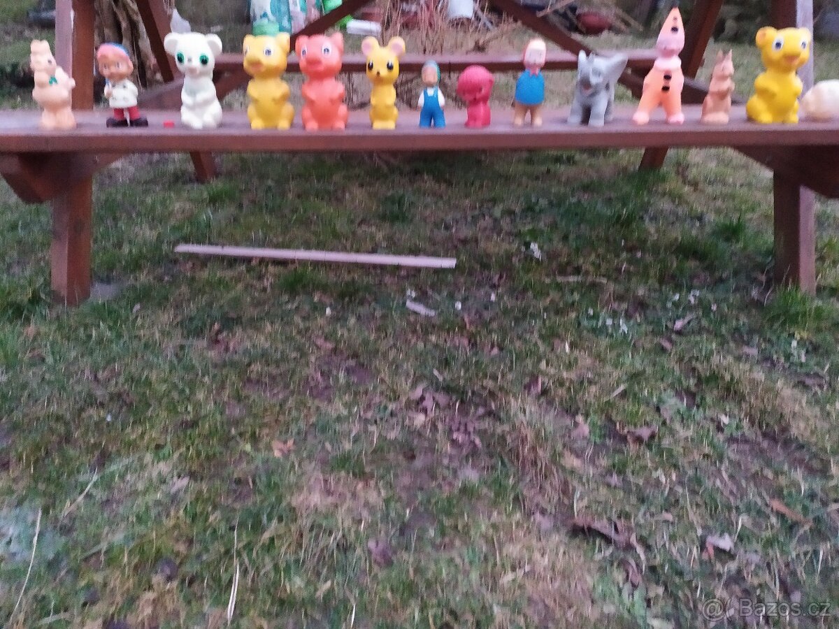 Staré gumové a plastové hračky pro děti z dob ČSSR a ČSR