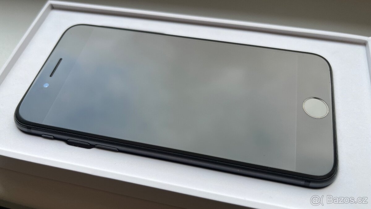 iPhone 8 64GB Vesmírně šedá