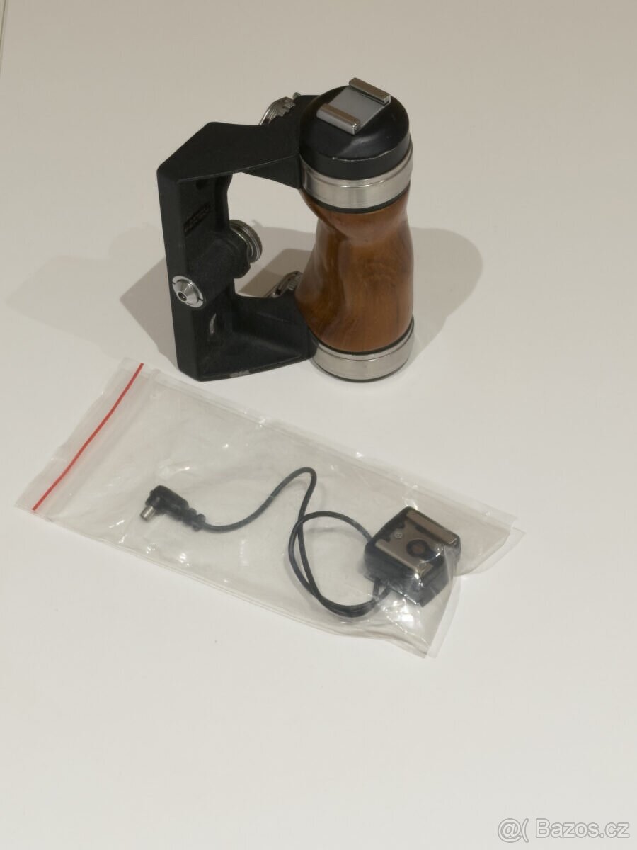 Pentax 67 6x7 dřevěný GRIP + hot shoe