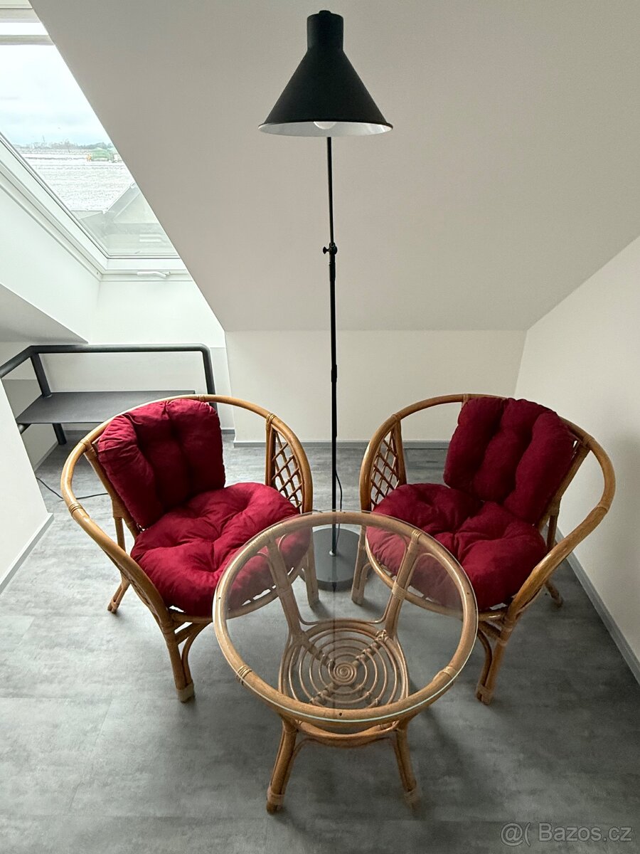 Stojací lampa černá