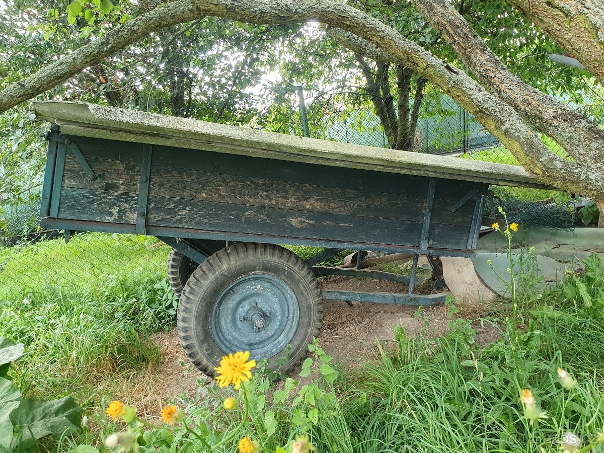 Prodám valník dvoukolák,ložná plocha 150x120 cm,