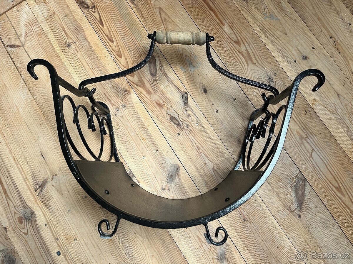 Držák na dřevo e kru