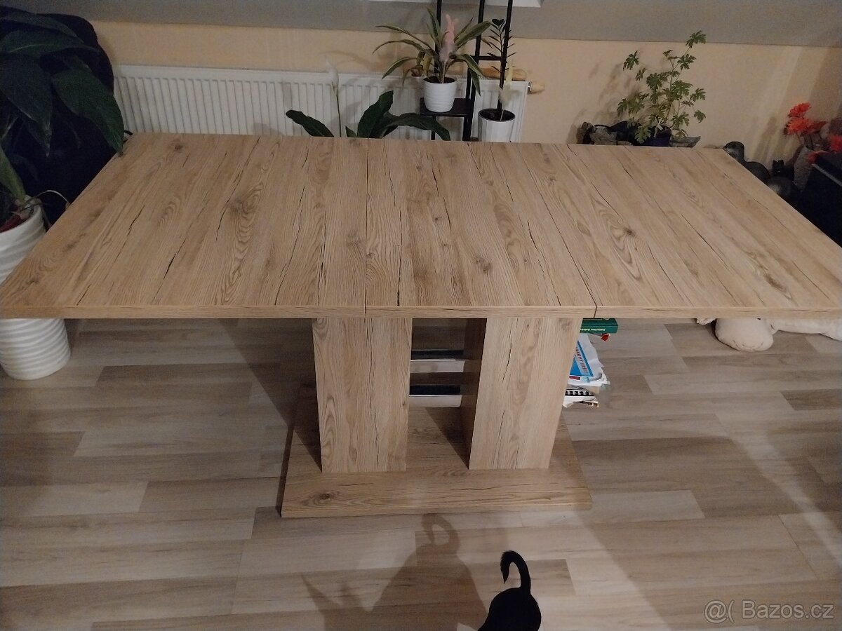 Jídelní stůl rozkládací ,kvalitní