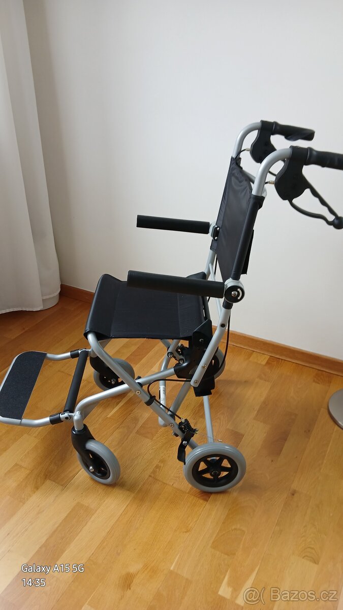 Invalidní vozík pro převozy