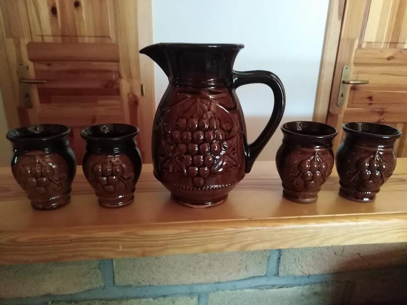 Džbán s kelíšky - keramická pivní sada.