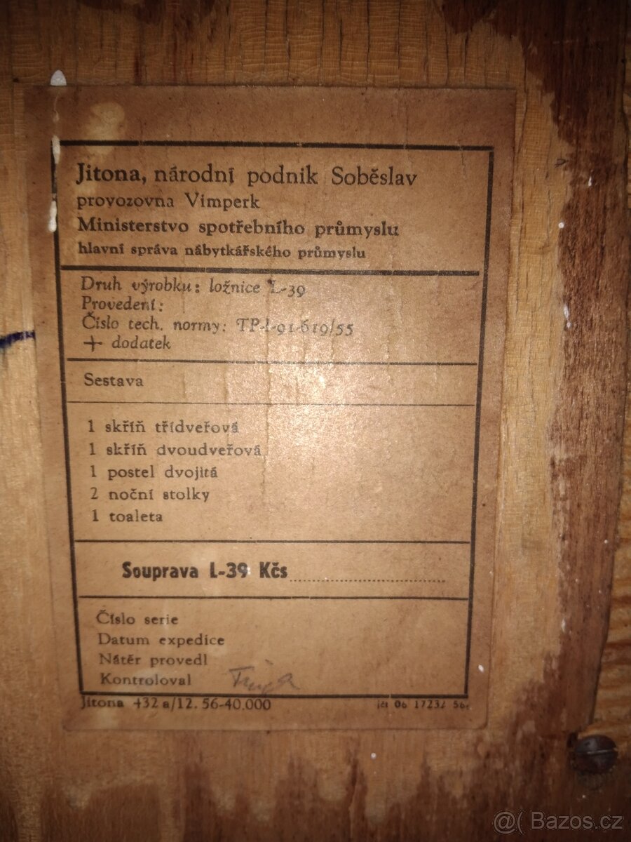 Šatní skříň třídveřová, šatní skříň dvoudveřová