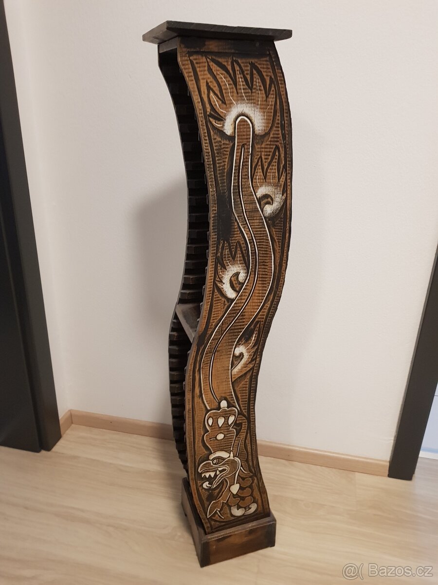 Dřevěný stojan na CD (výška 99 cm)