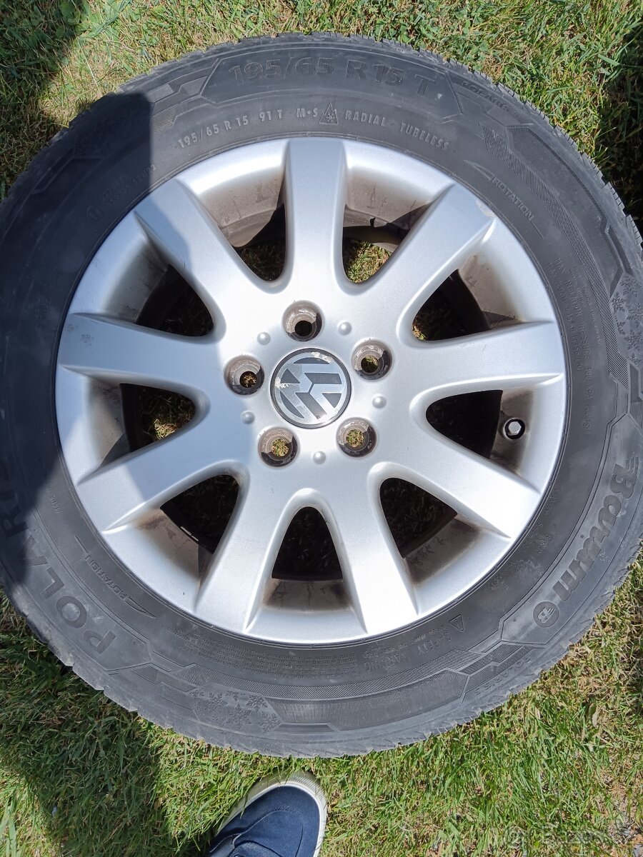 Prodam kola 15 VW se zimnimi pneu Barum