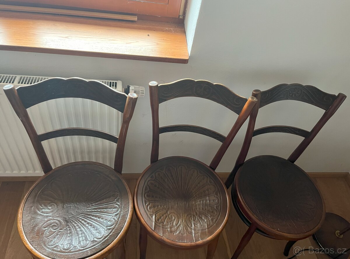 Dřevěné židle s kulatými podsedáky