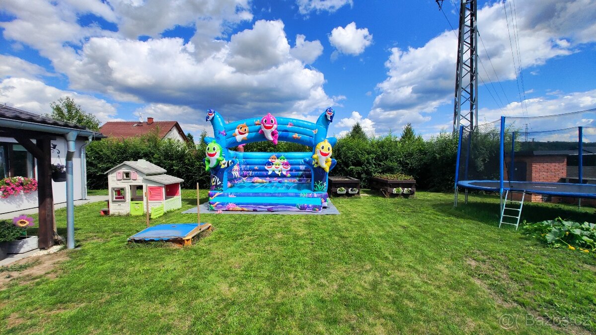 Skákací hrad 4x4m. Pronájem skákacího hradu Baby Shark