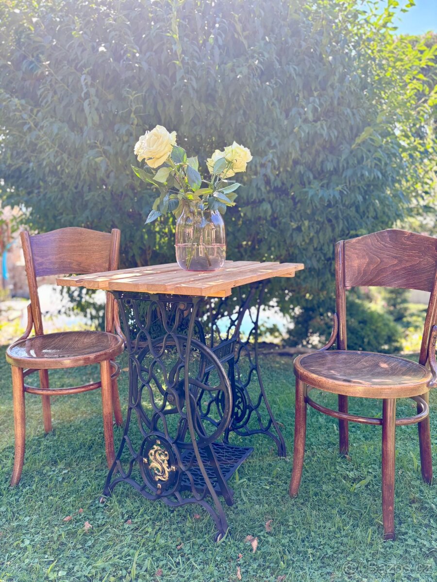 Vintage set: 2x židle TON + stůl Singer