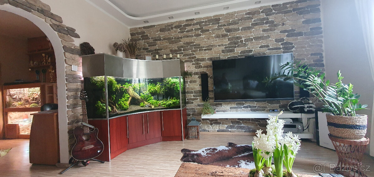 Akvárium rohové cca 1000 litrů