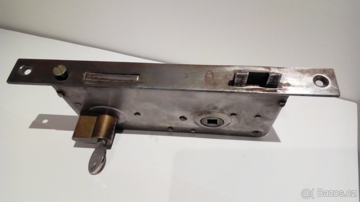 Zámek + vložka do dveří cena200Kč