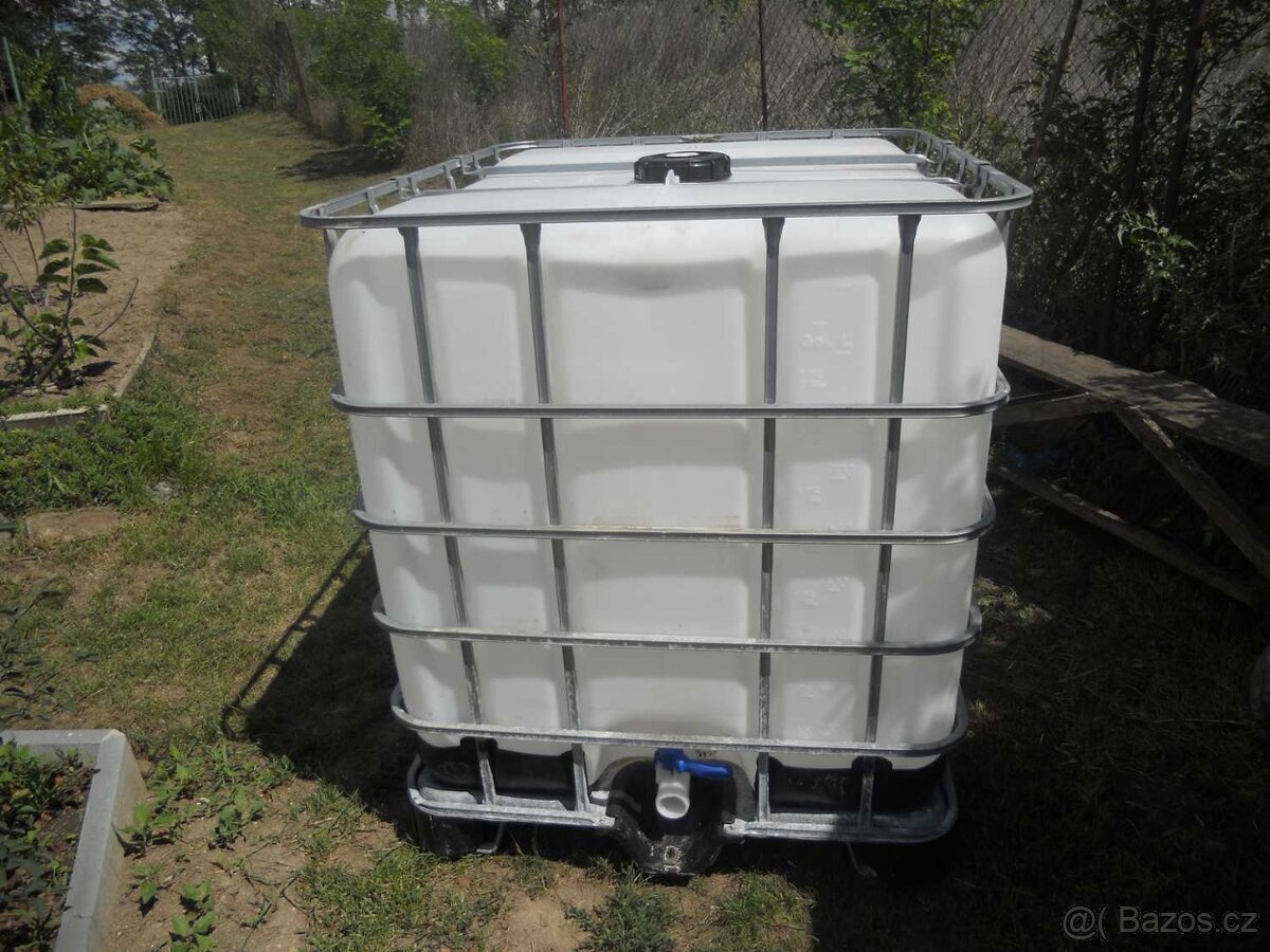 Prodám plastové nádrže na vodu 1000 litrů