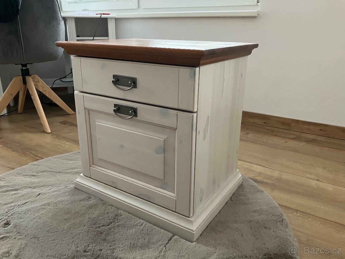 Noční stolek Jitona masiv