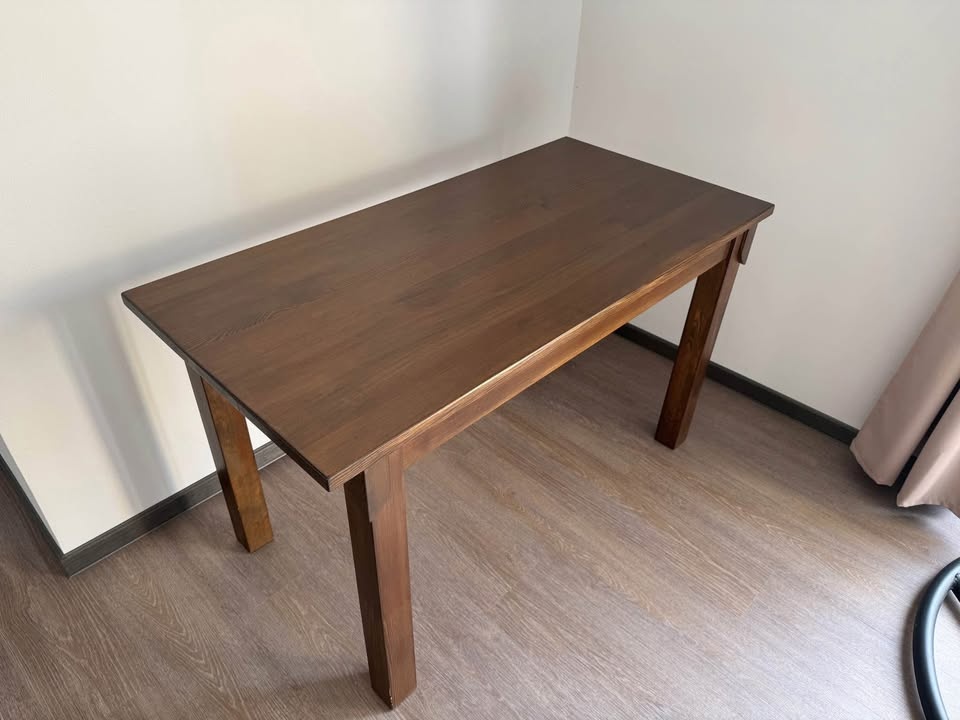 Masivní jídelní stul