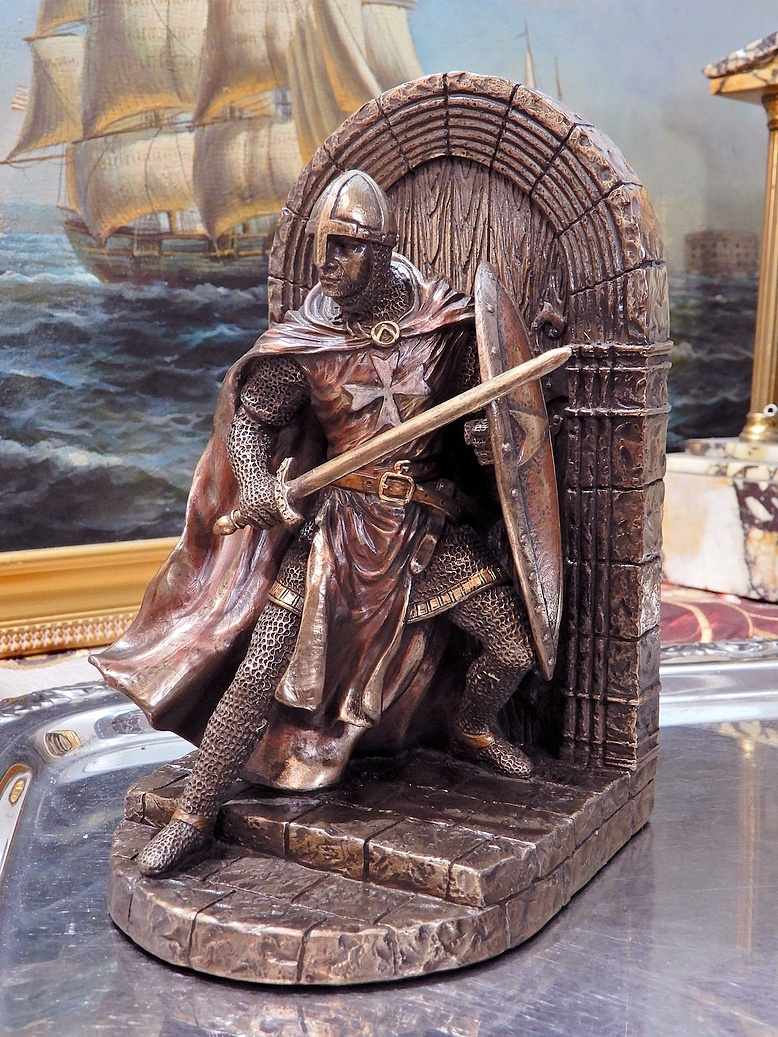 TEMPLÁŘ - figurka výška 19,5 cm ručně malovaná