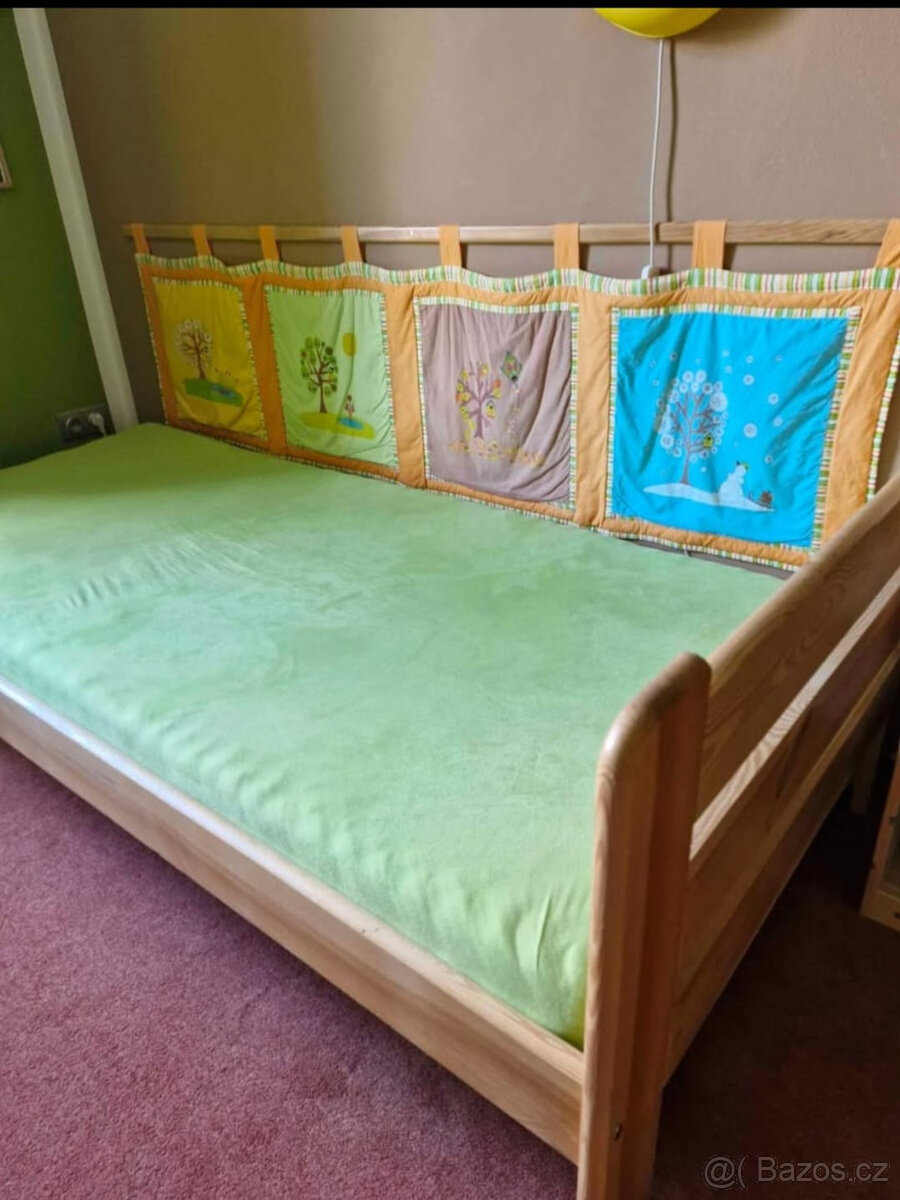 Masivní dřevěná dětská postel 90x200 cm