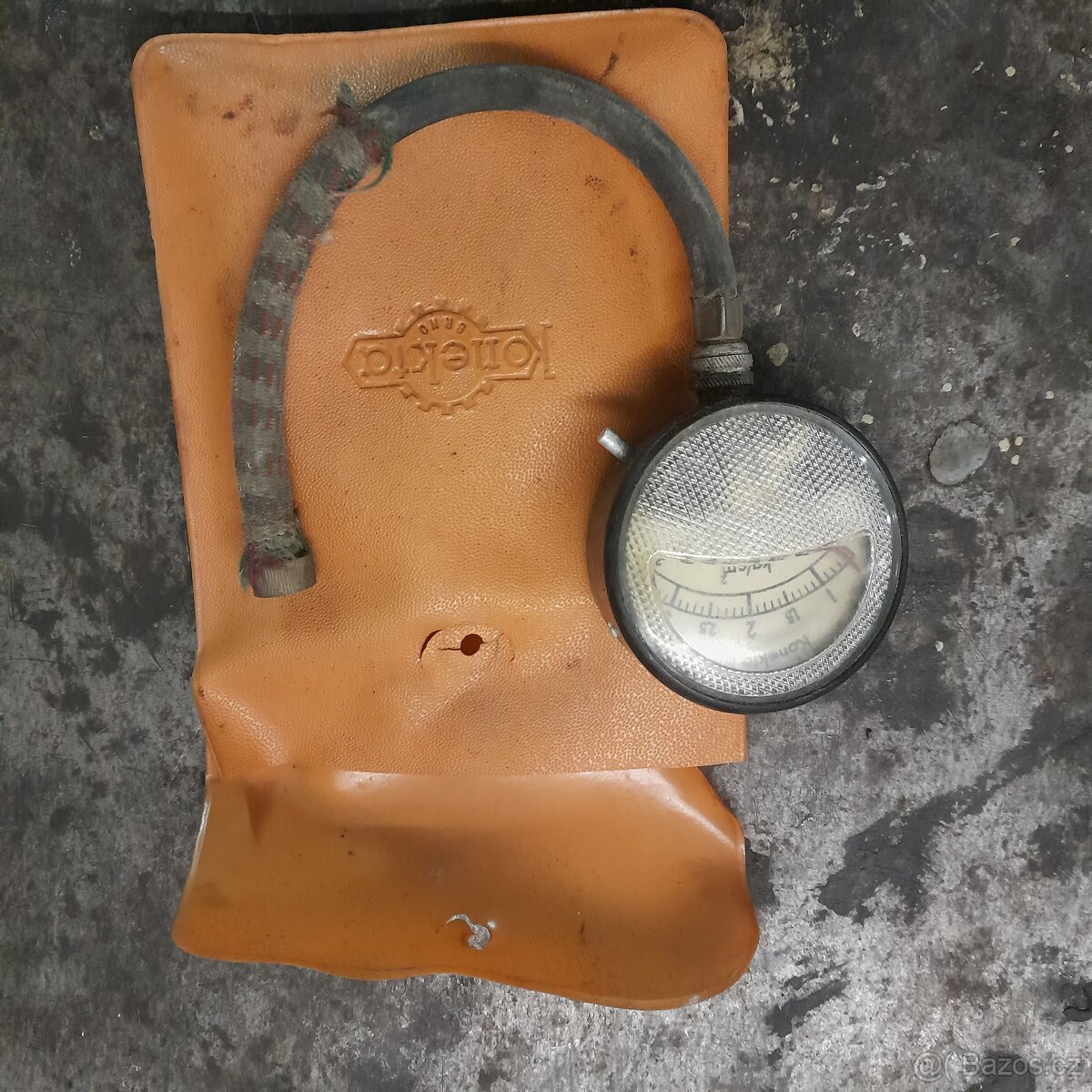 Měřič tlaku v pneu konekta brno