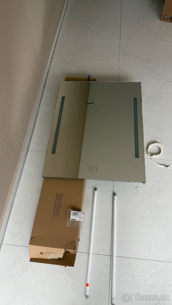 Zrcadlo Amirro 60x80cm s dotykovým senzorem