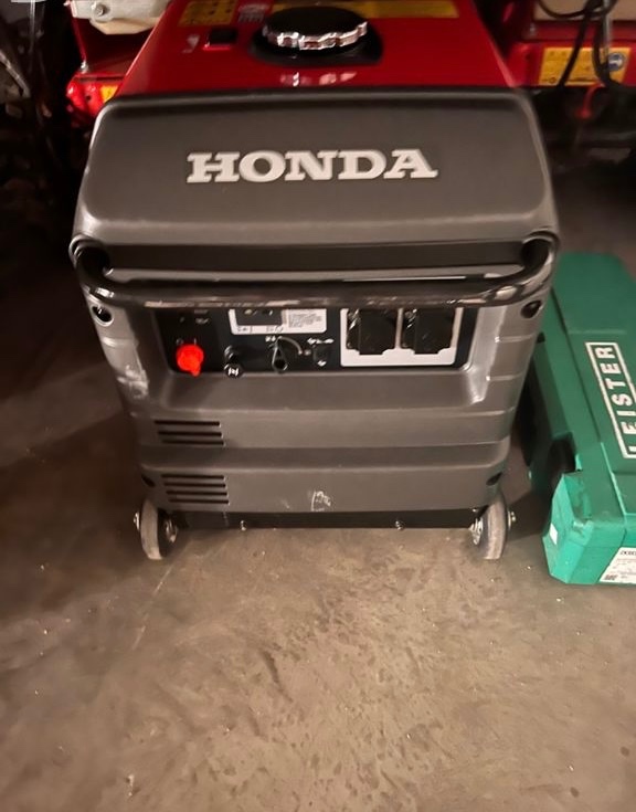 Honda kapotovaná elektrocentrála invertor