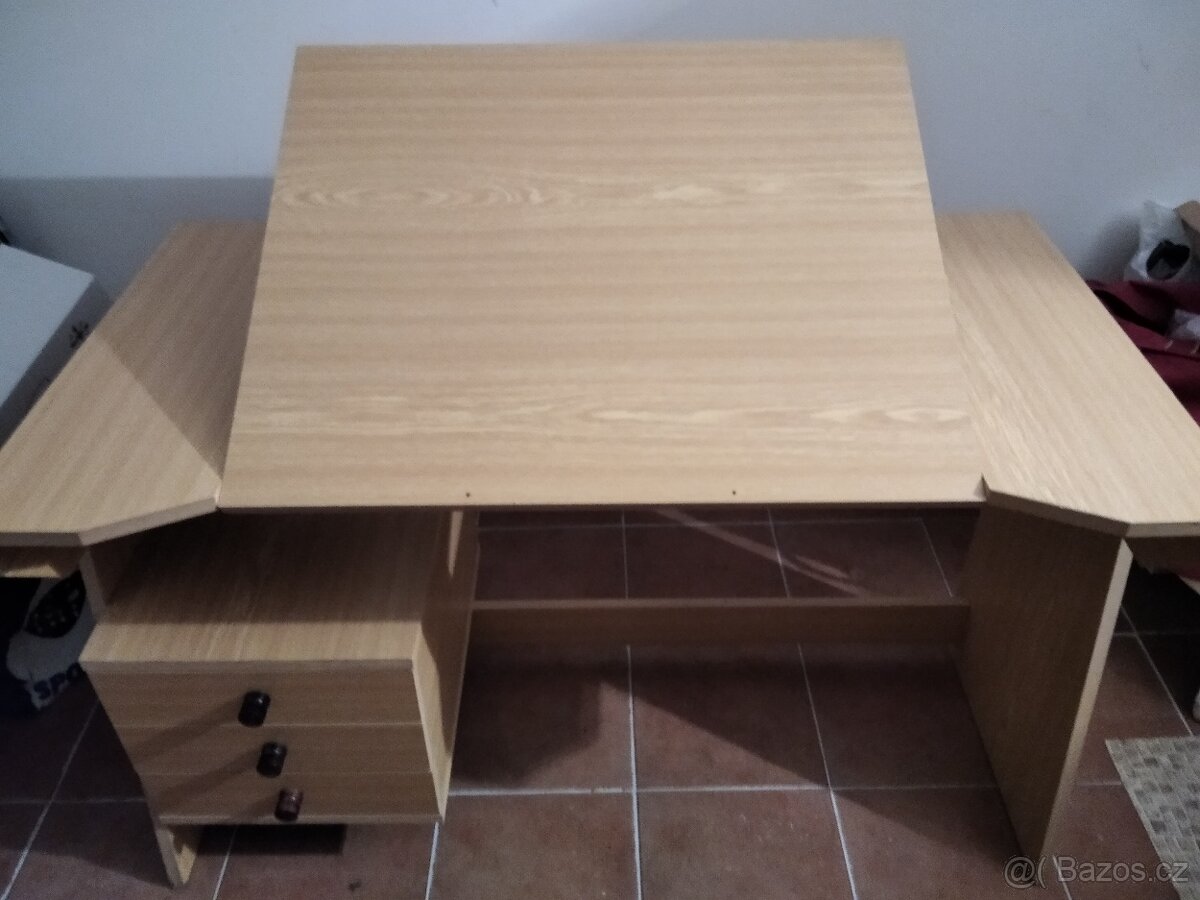 Prodám pěkný, málo používaní psací stůl