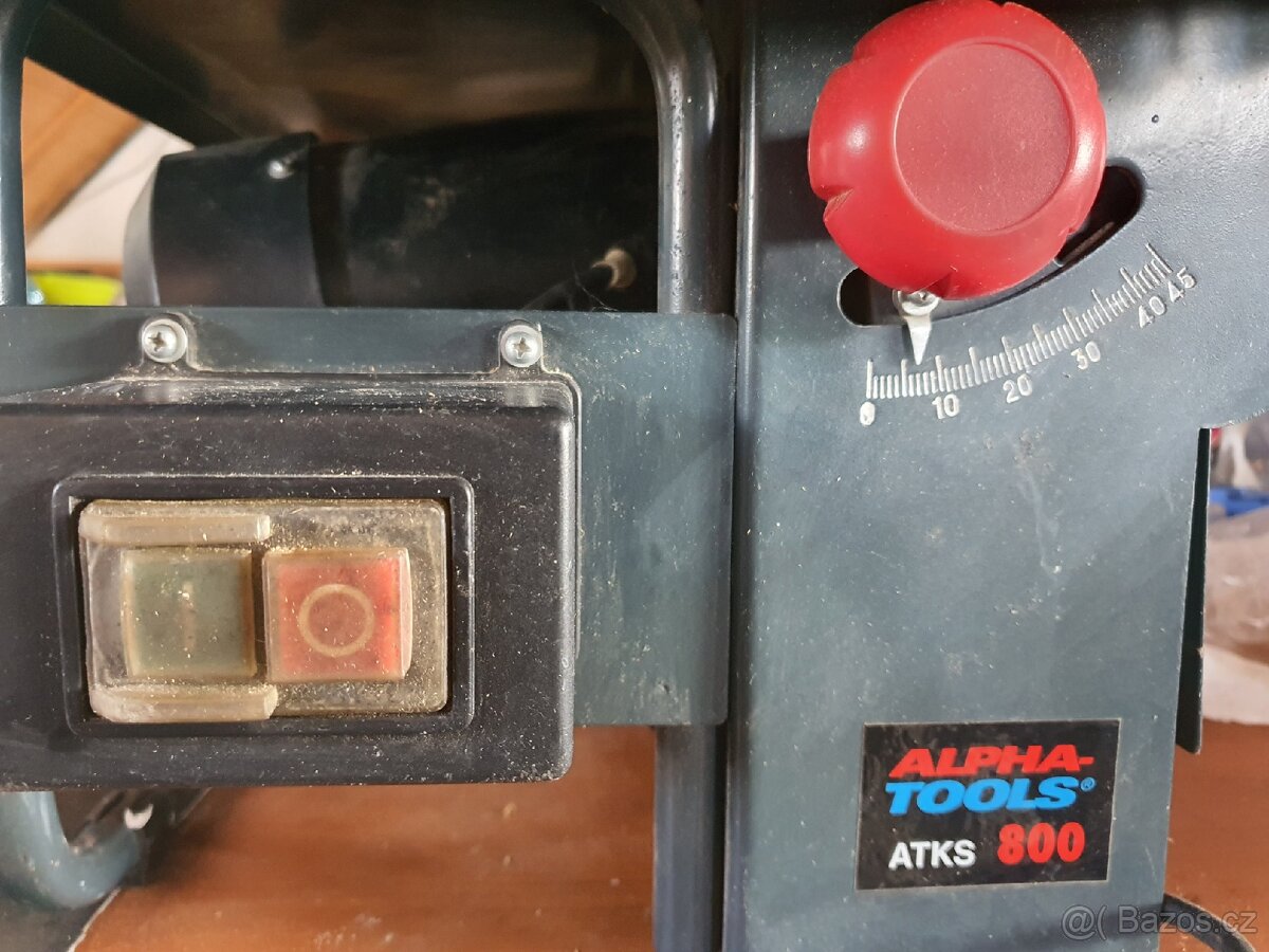 stolní pila. elektrický. použito pouze na měkké dřevo