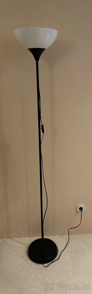 Černá stojací lampa s bílým stínidlem