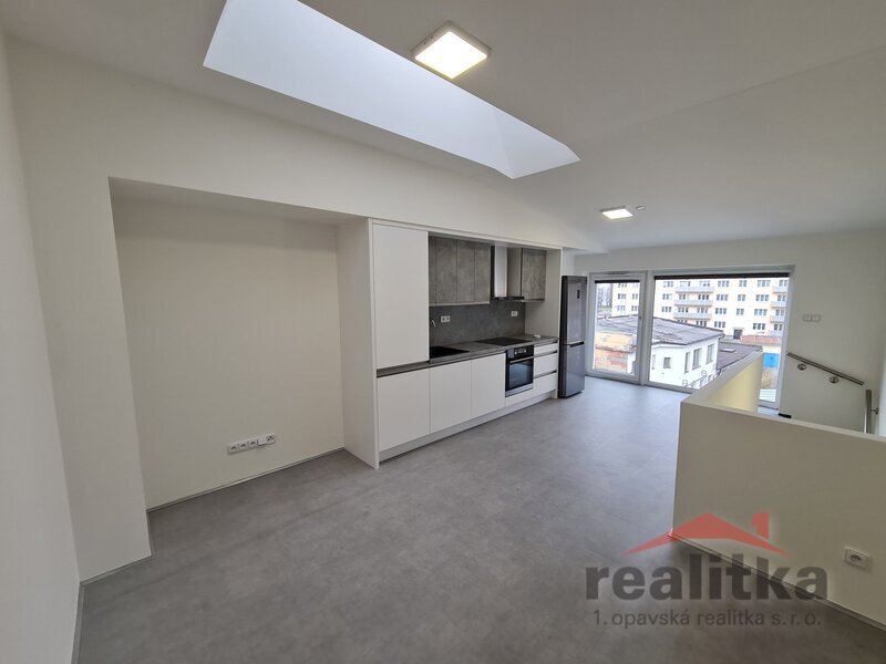 Pronájem mezonetového bytu 2+kk, 44 m2, Náměstí Osvoboditelů