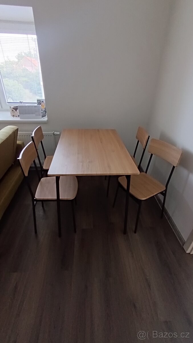 Jídelní stůl se židlemi