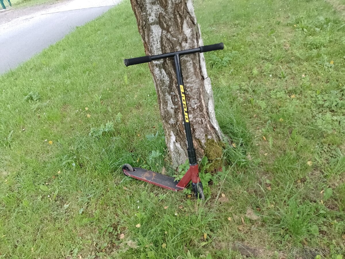 Streetová koloběžka