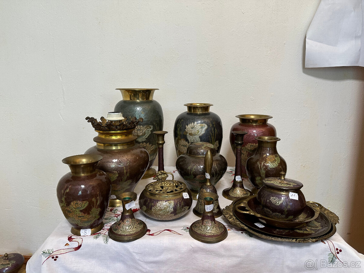 NA PRODEJ MOSAZNÝ DEKORATIVNÍ LAMPA, VÁZY, MISKY, TALÍŘI,