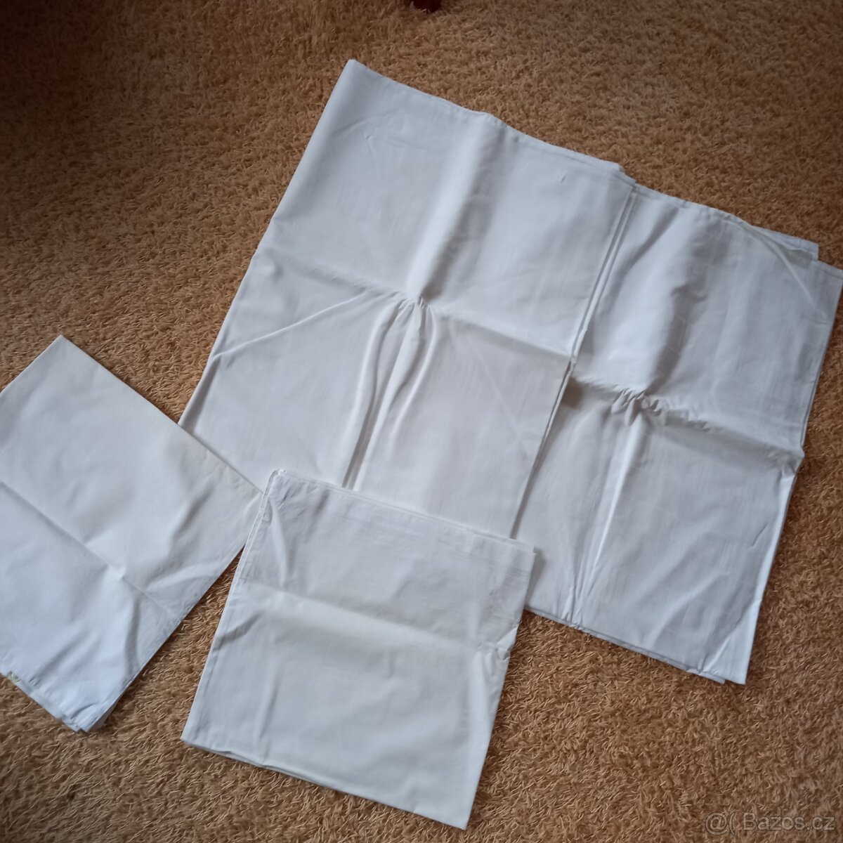 Bílé povlečení na dvě postele