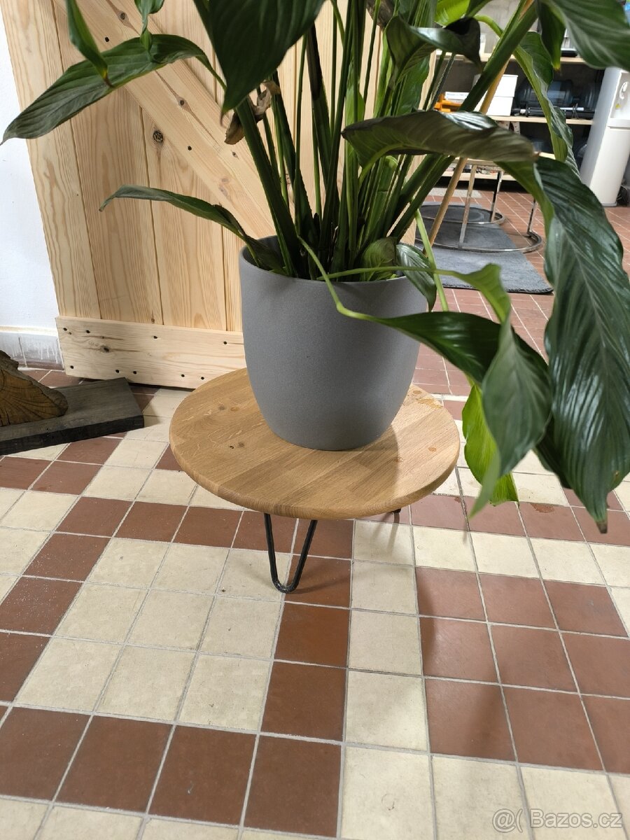 Odkládací stolek masiv