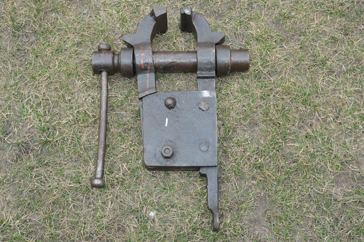 Starožitný velký kovářský svěrák