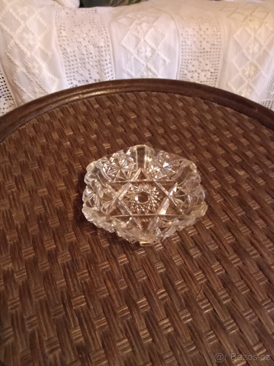 Popelník malý nízký broušený