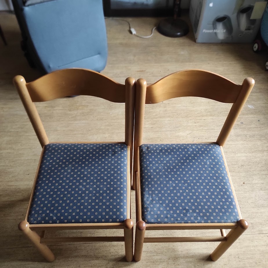 2 dřevěné židle s čalouněným sedákem