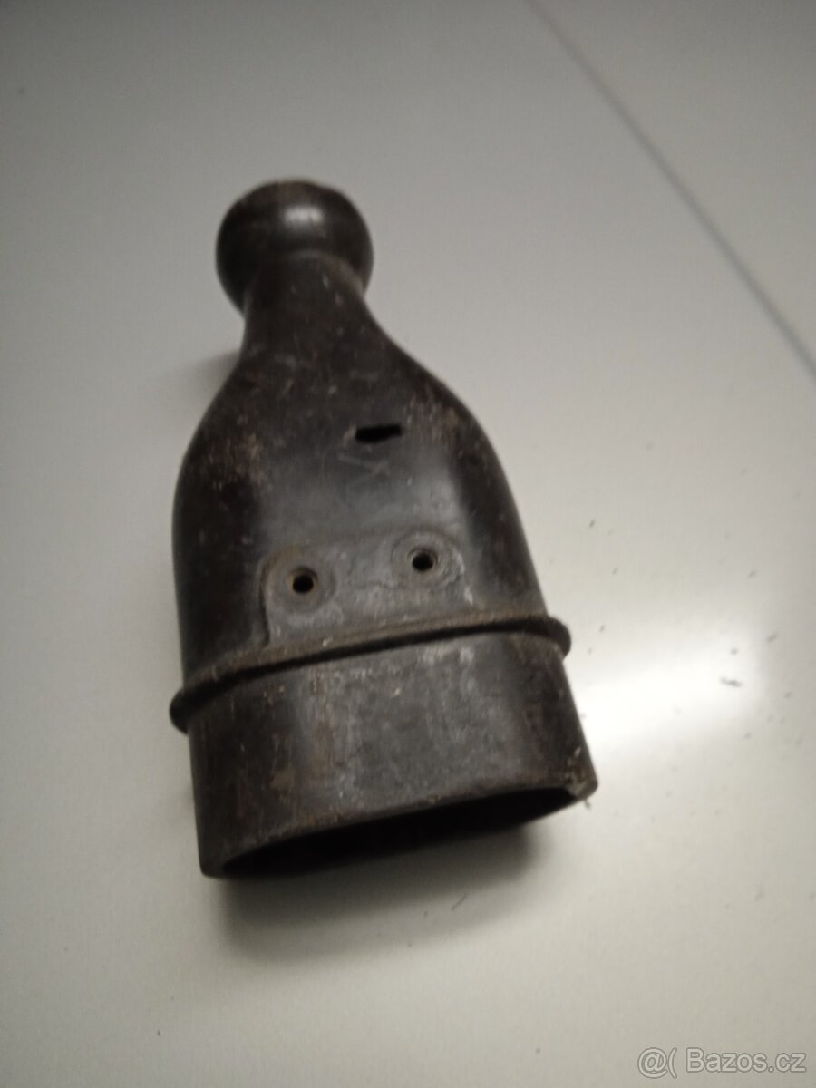 Bakelitová zástrčka