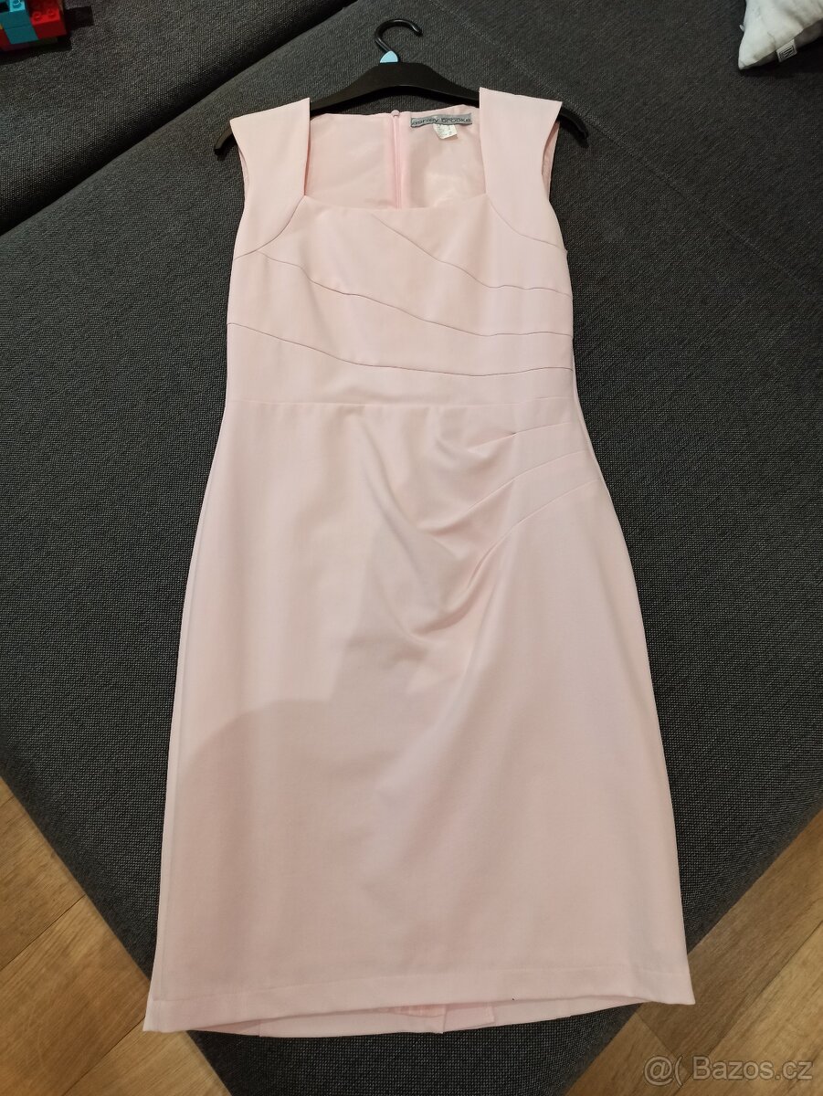 Růžové šaty