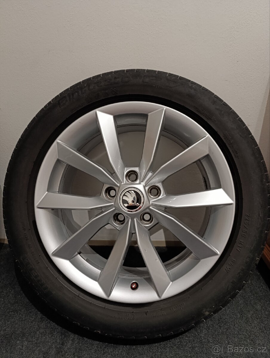 Sada kol Alu Škoda s letními pneu Pirelli