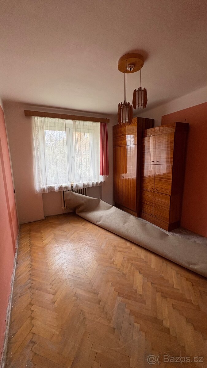 Dubové masivní parkety v pěkném stavu 5x30 cm, nelepené,55m2